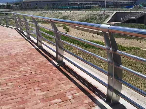 蓬溪不銹鋼碳素復(fù)合管護(hù)欄